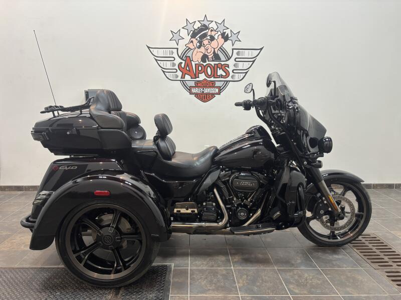 2021 Harley-Davidson® CVO™ Tri Glide® Charred Crimson
