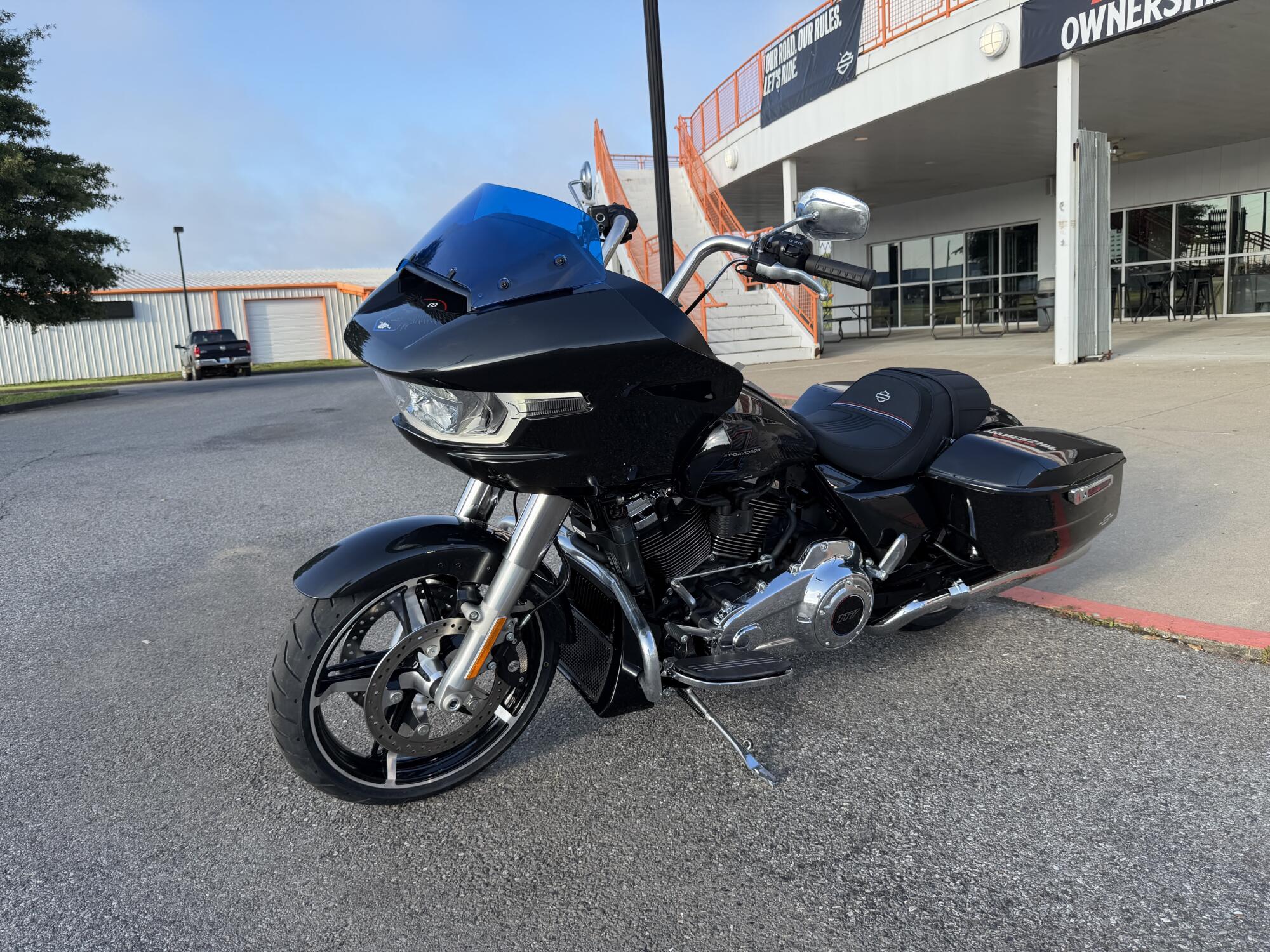 2026 Harley-Davidson® Road Glide™ Enthusiast Collection Midnight Ember, photo 6
