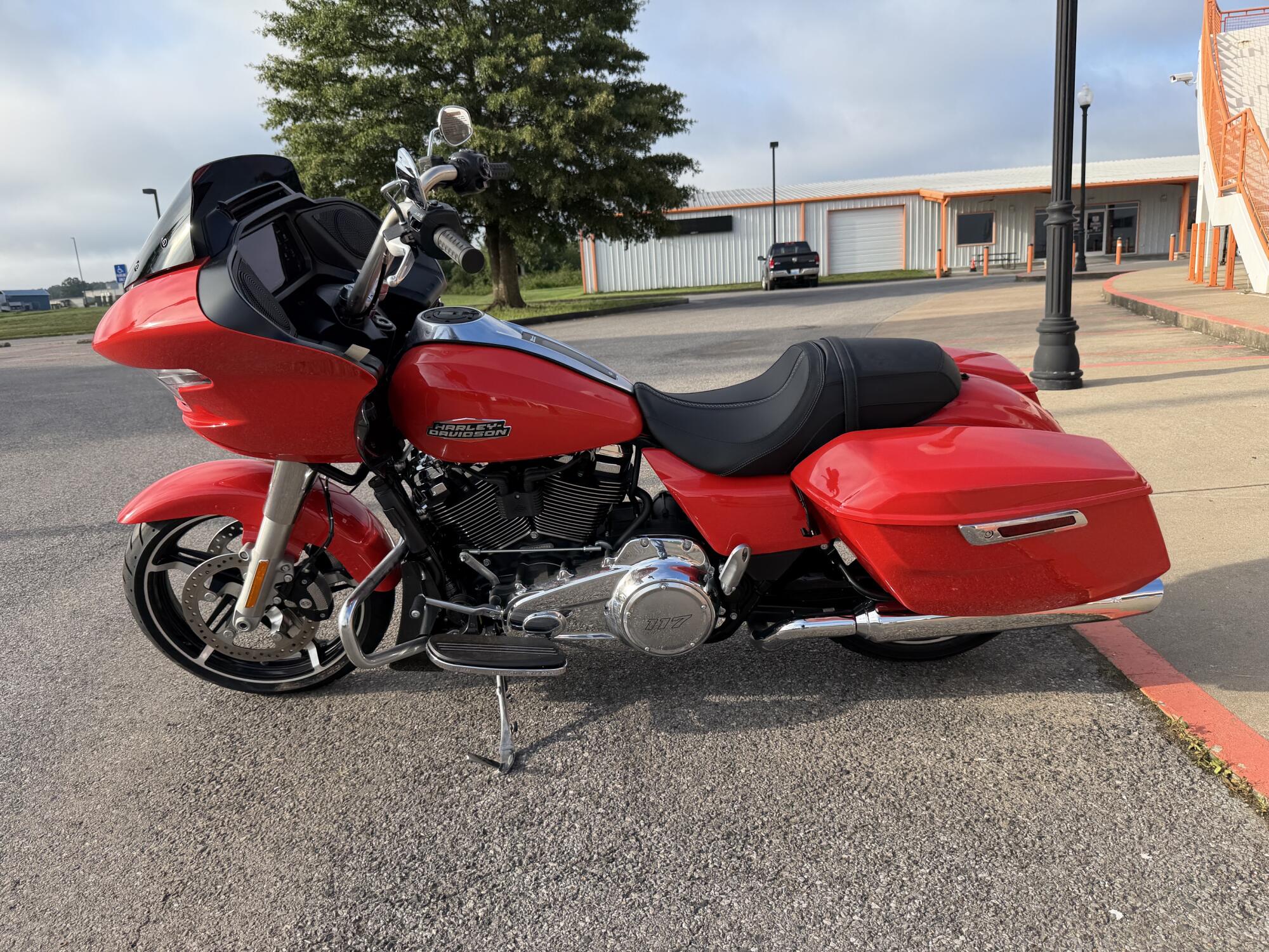 2026 Harley-Davidson® Road Glide™ Blood Orange Chrome Trim, photo 7