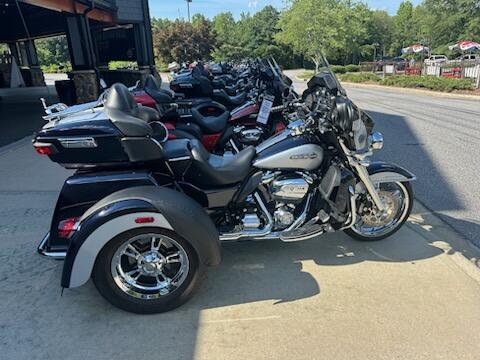2019 Harley-Davidson® Tri Glide® Ultra MDNTBLU/BARSLVR W/PINSTRIPE