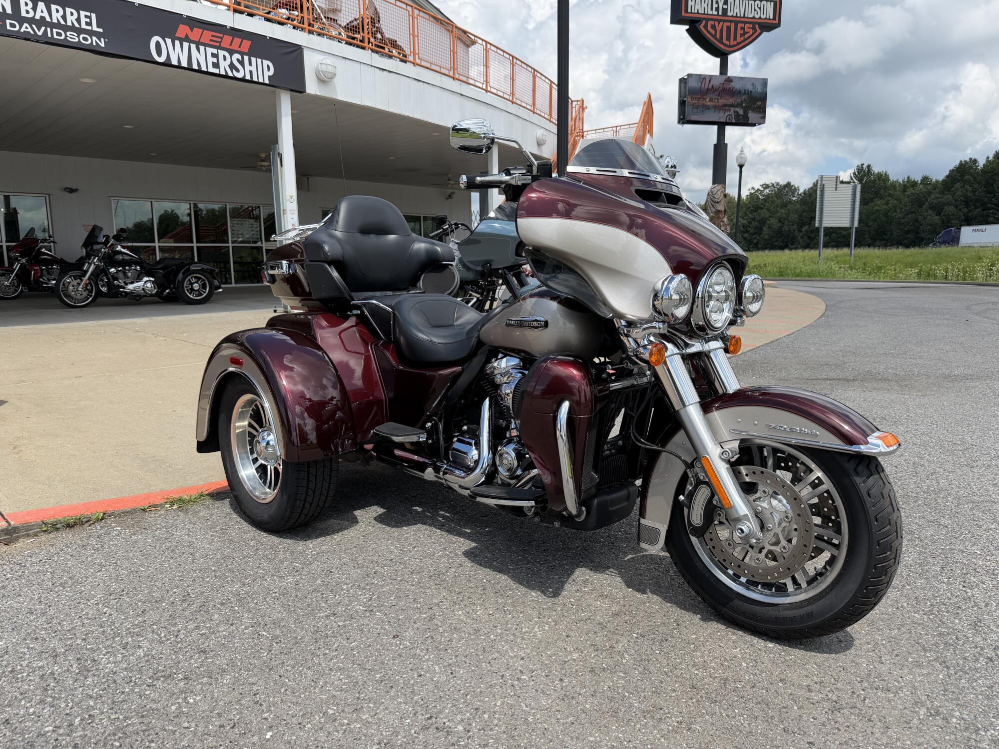 2018 Harley-Davidson® Tri Glide® Ultra TWTDCHRY/SLVFRN