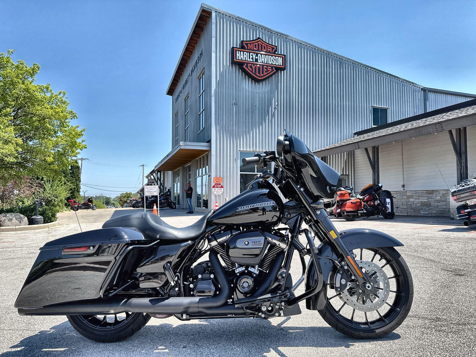 2018 Harley-Davidson® Street Glide® Special Vivid Black
