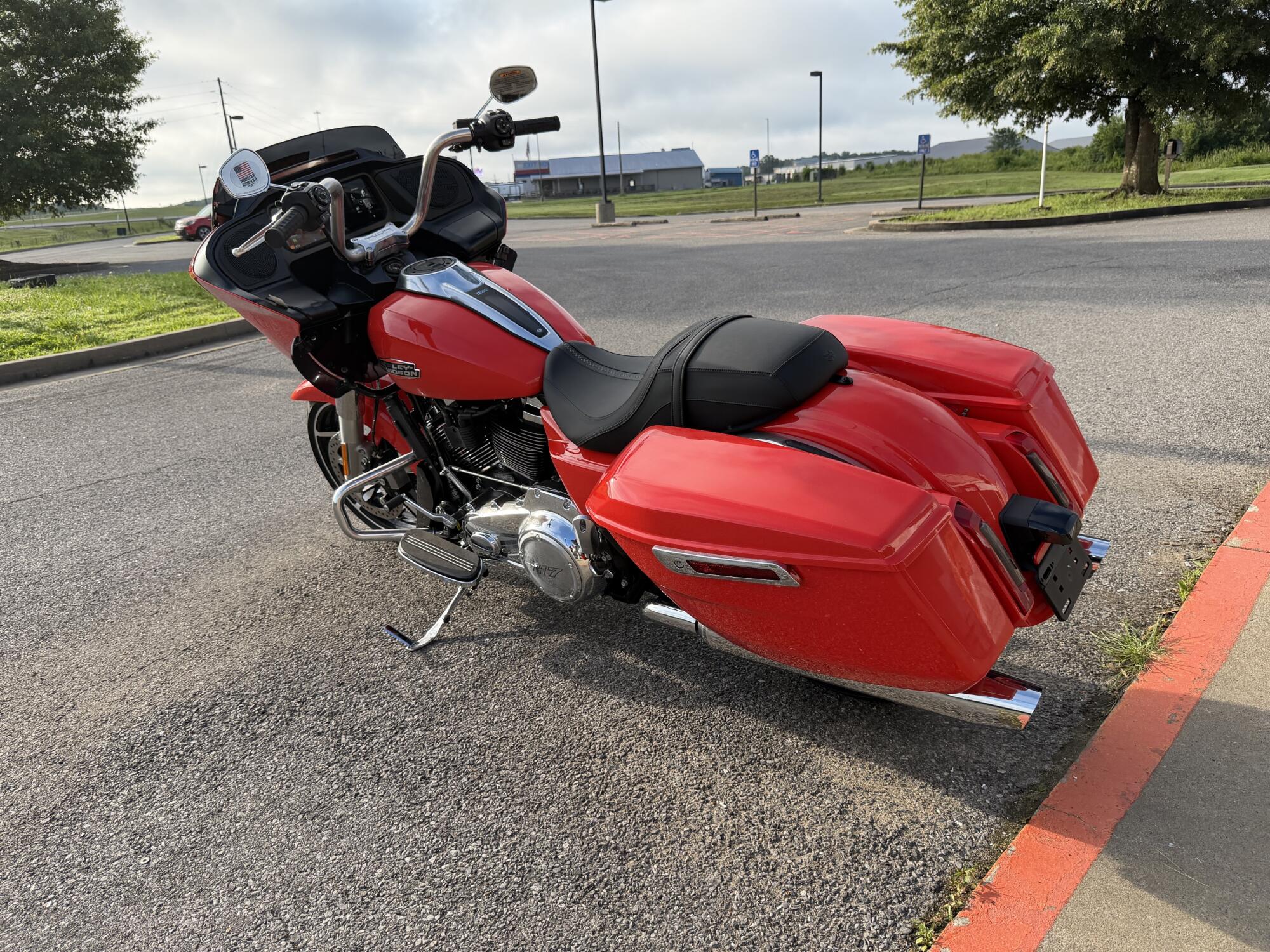 2026 Harley-Davidson® Road Glide™ Blood Orange Chrome Trim, photo 8