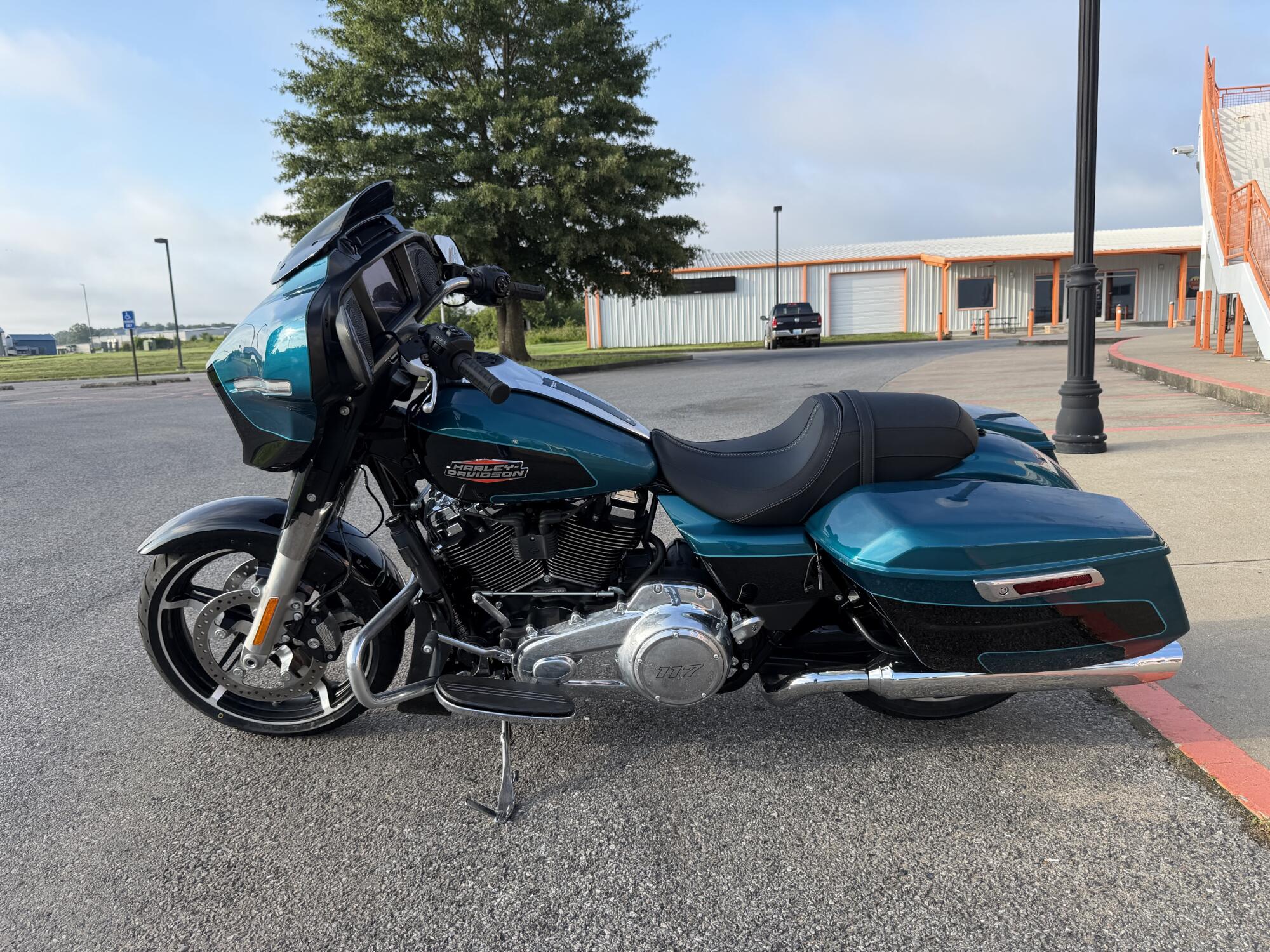 2026 Harley-Davidson® Street Glide® Teal Thunder / Vivid Black Chrome Trim, photo 7