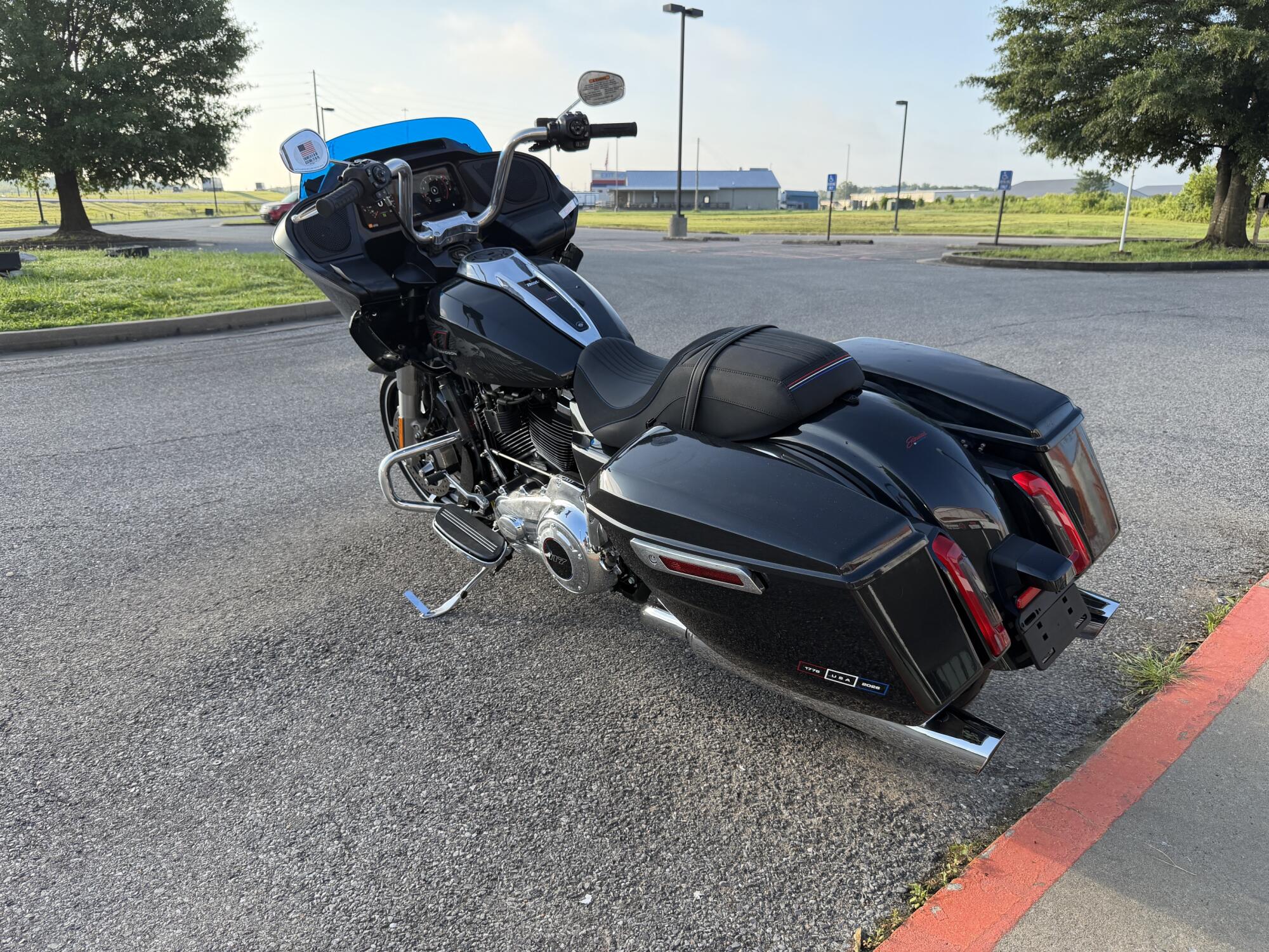2026 Harley-Davidson® Road Glide™ Enthusiast Collection Midnight Ember, photo 8