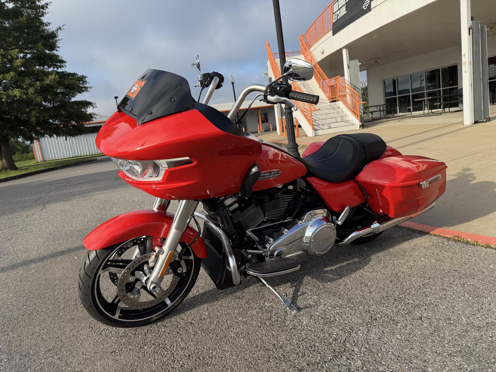2026 Harley-Davidson® Road Glide™ Blood Orange Chrome Trim, photo 6