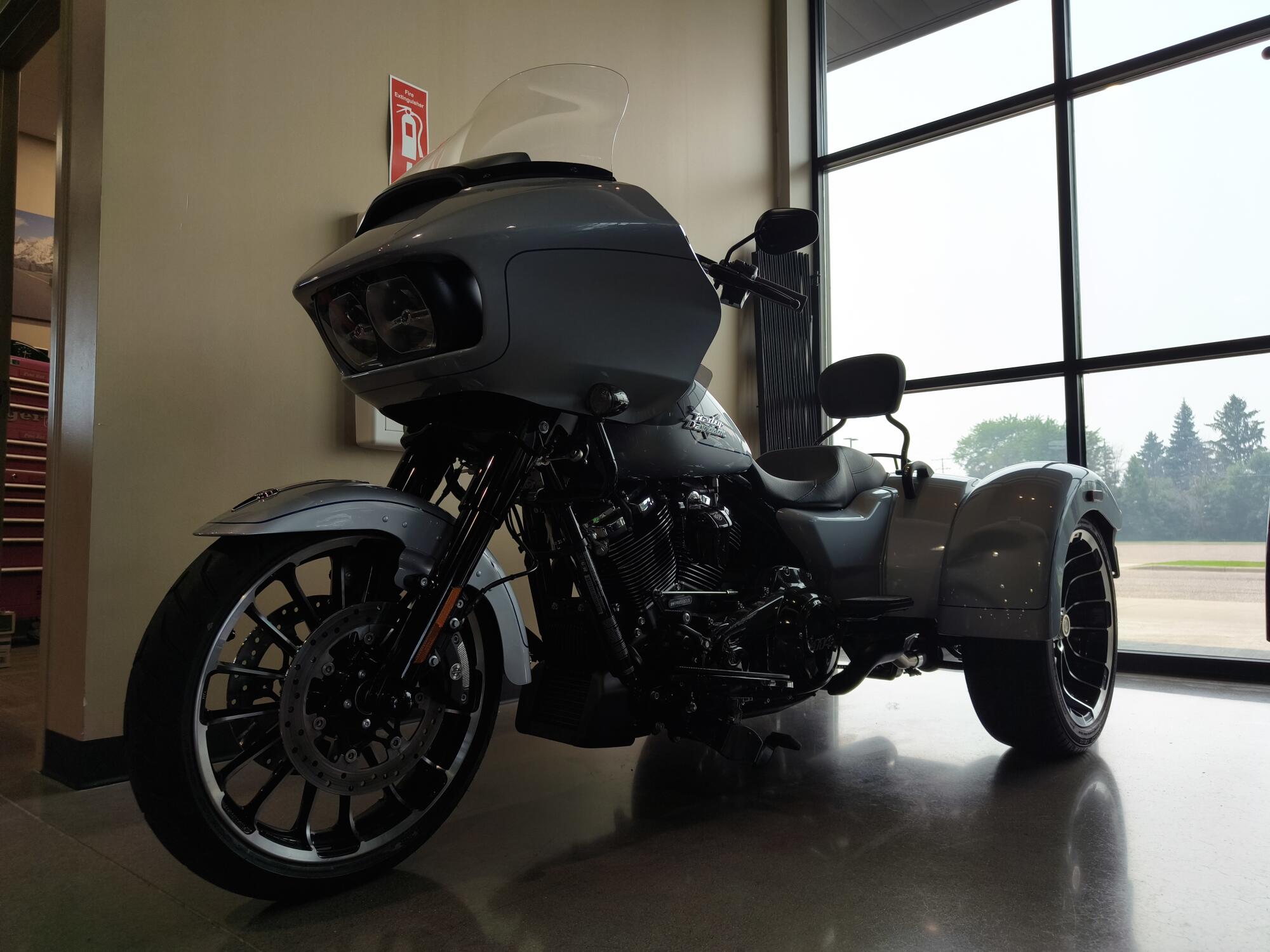 2024 Harley-Davidson® Road Glide® 3 Atlas Silver Metallic - Black Finish