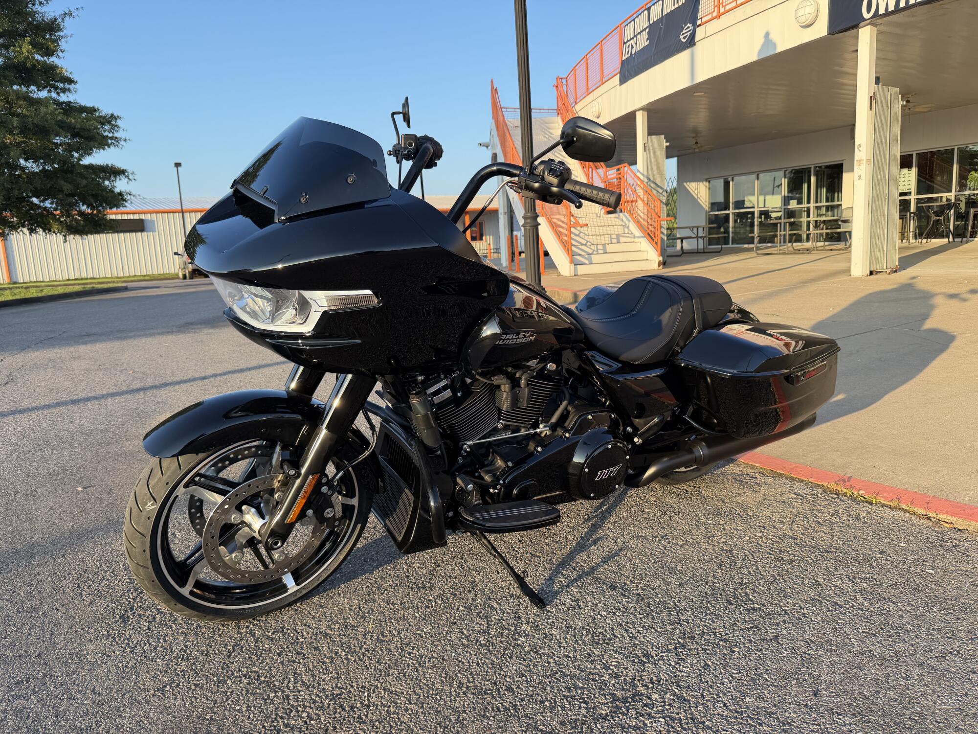 2026 Harley-Davidson® Road Glide™ Vivid Black Black Trim, photo 6