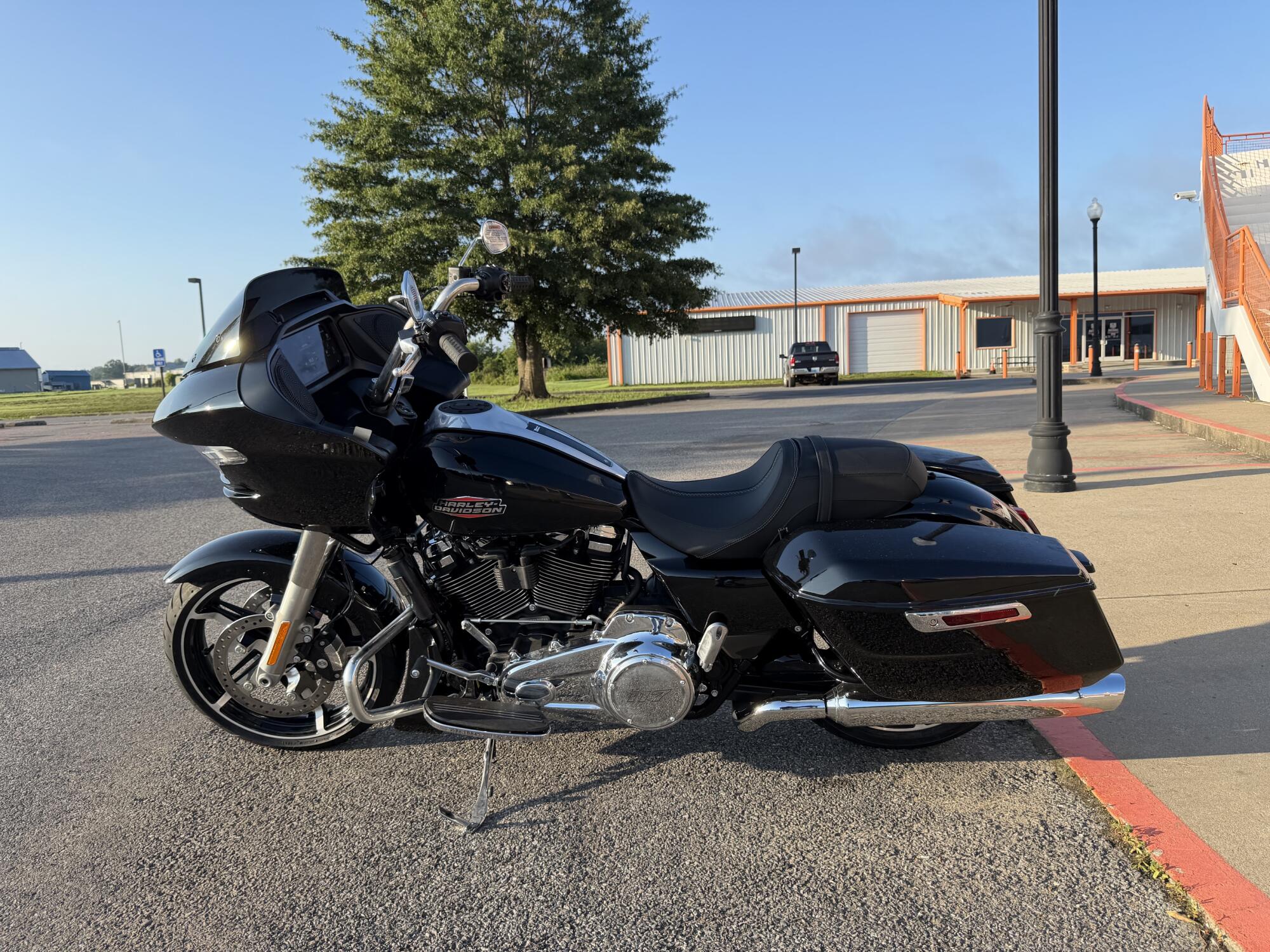 2026 Harley-Davidson® Road Glide™ Vivid Black, photo 6
