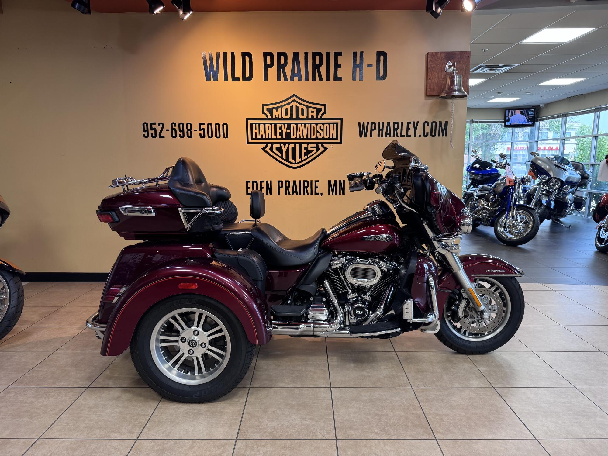 2017 Harley-Davidson® Tri Glide® Ultra Two-Tone Mysterious Red Sunglo/Velocity Red Sunglo