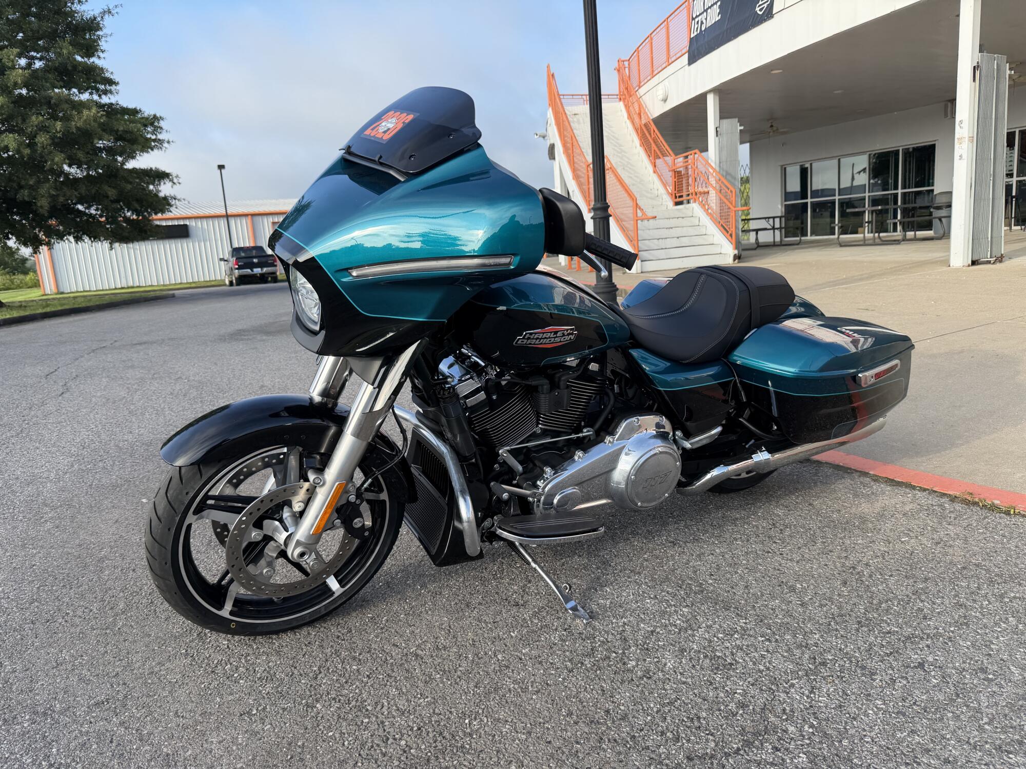 2026 Harley-Davidson® Street Glide® Teal Thunder / Vivid Black Chrome Trim, photo 6