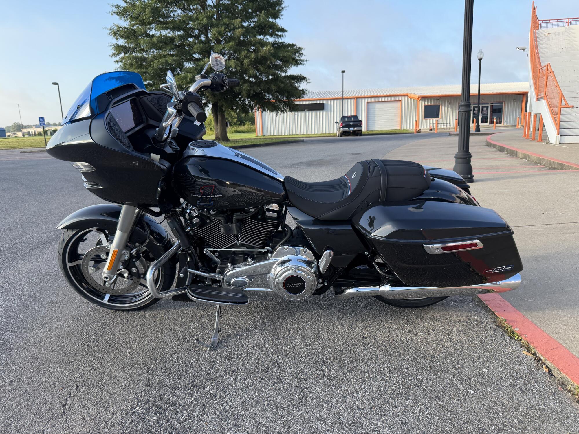 2026 Harley-Davidson® Road Glide™ Enthusiast Collection Midnight Ember, photo 7