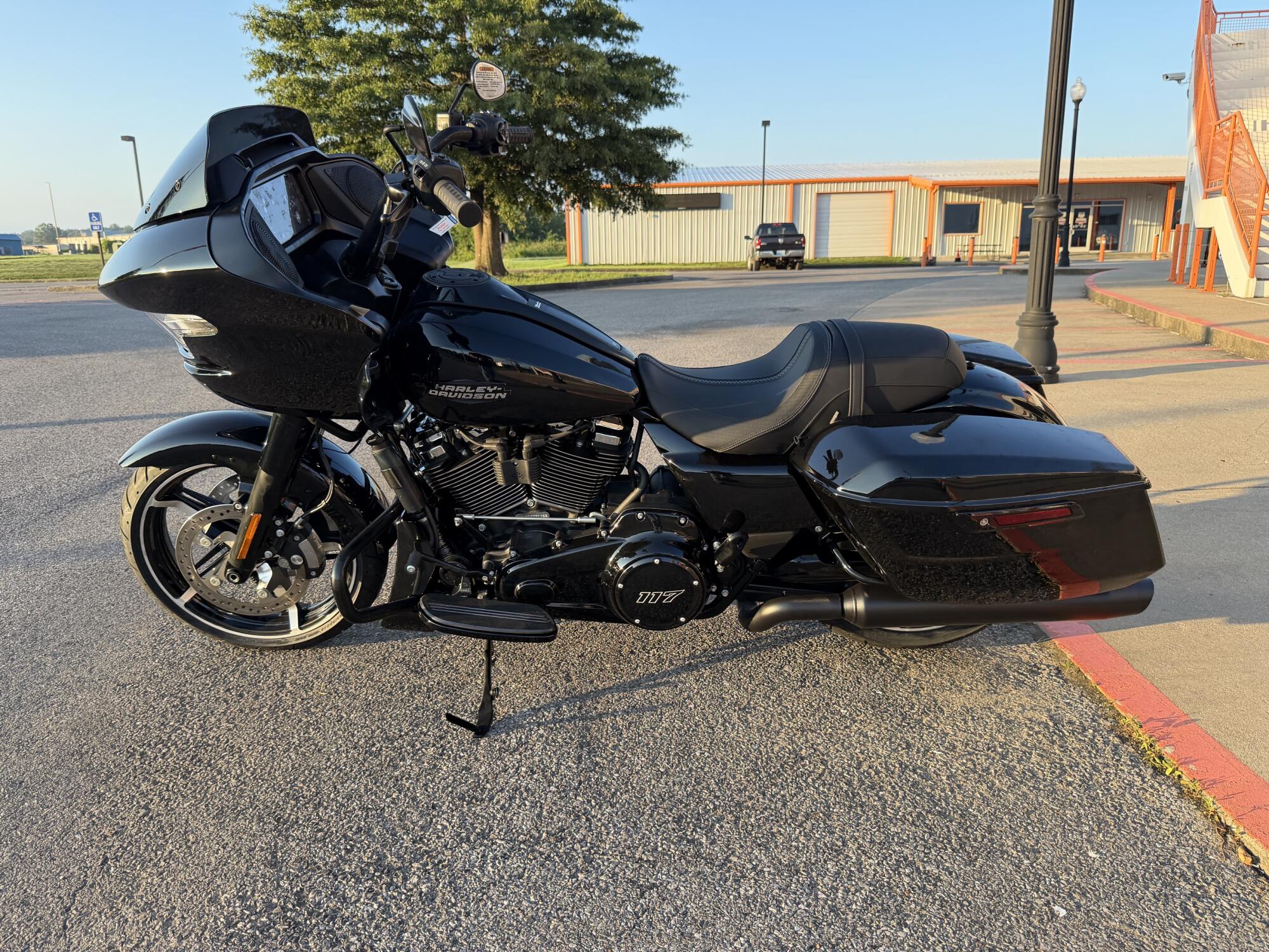 2026 Harley-Davidson® Road Glide™ Vivid Black Black Trim, photo 7