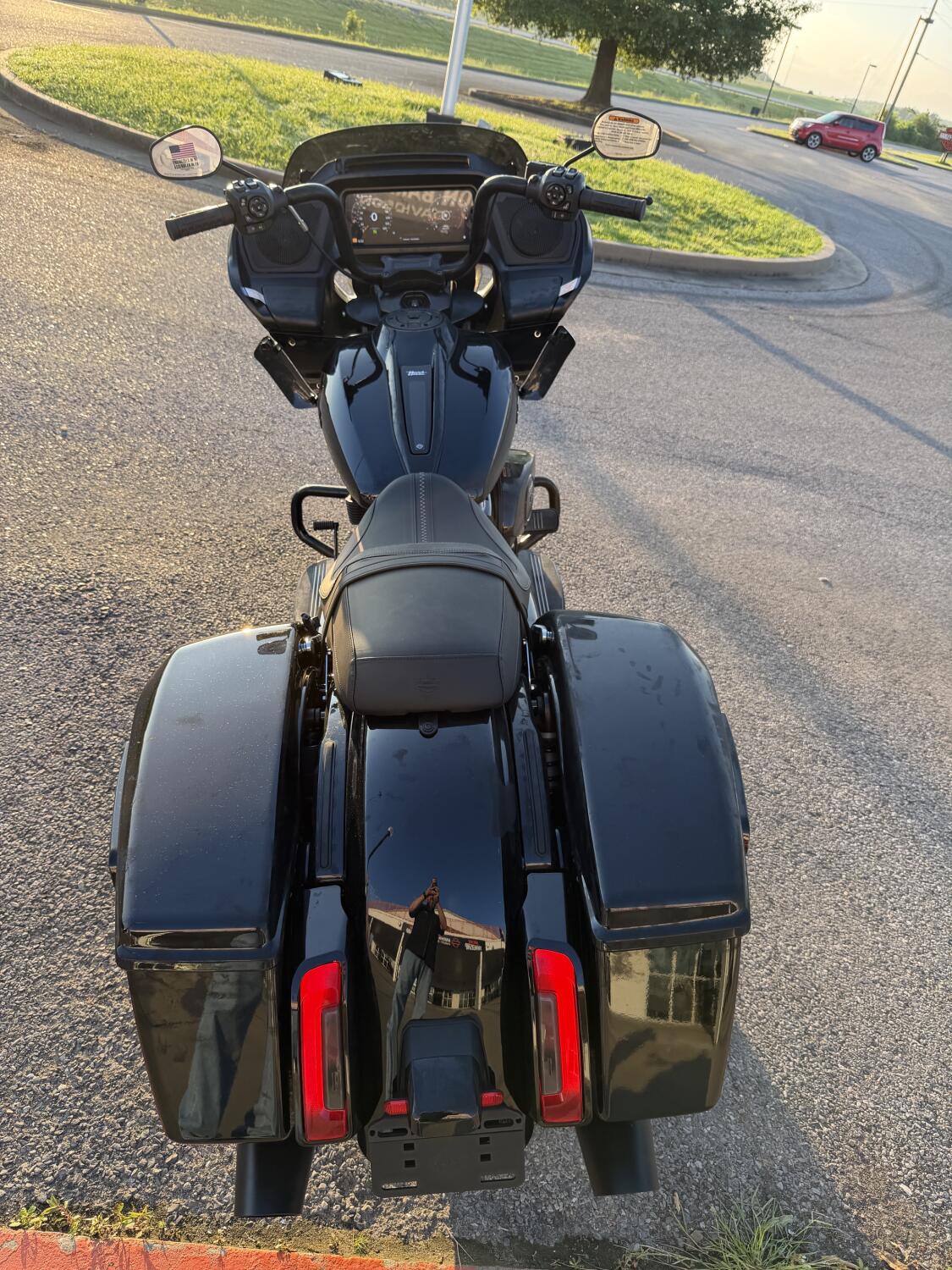 2026 Harley-Davidson® Road Glide™ Vivid Black Black Trim, photo 9