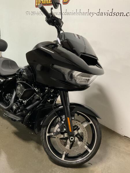2024 Harley-Davidson® Road Glide® Vivid Black - Black Finish