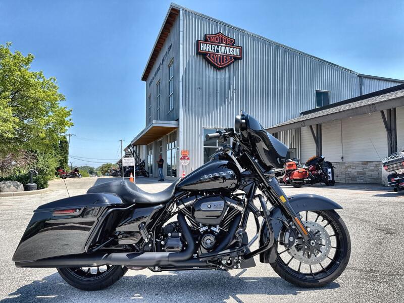 2018 Harley-Davidson® Street Glide® Special Vivid Black