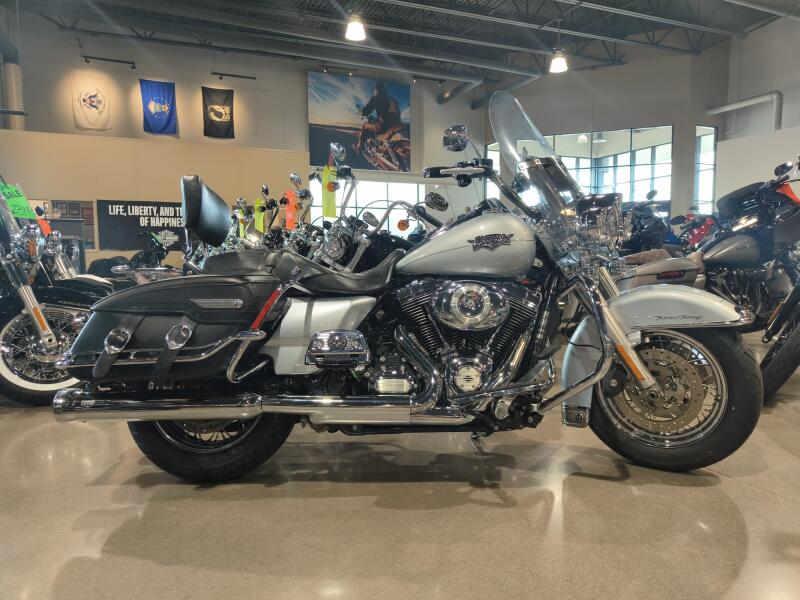 2011 Harley-Davidson® Road King® Classic Brilliant Silver