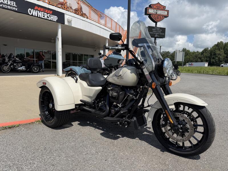 2023 Harley-Davidson® Freewheeler® White Sand Pearl