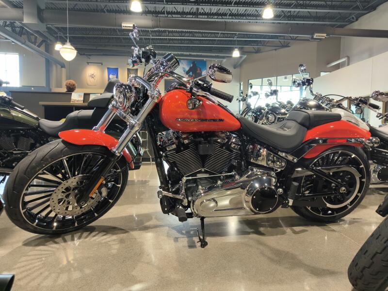 2026 Harley-Davidson® Breakout® Blood Orange Chrome Trim