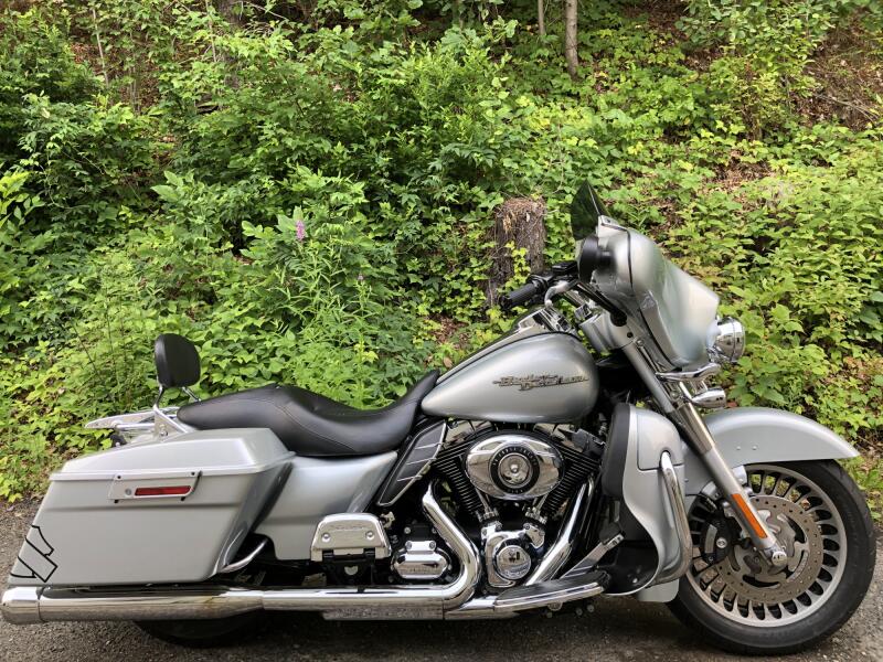 2010 Harley-Davidson® Street Glide® Brilliant Silver Pearl