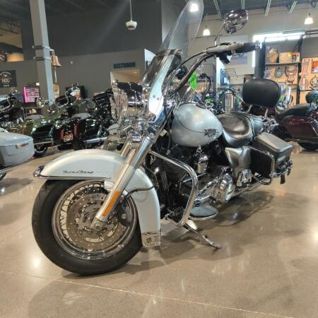 2011 Harley-Davidson® Road King® Classic Brilliant Silver thumb 2