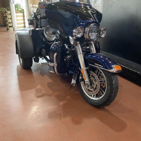 2012 Harley-Davidson® Tri Glide® Ultra FLHTCUTG thumb 2