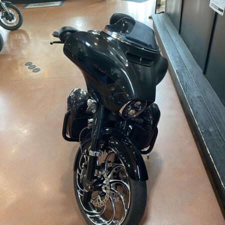 2017 Harley-Davidson® CVO™ Street Glide® FLHXSE thumb 1
