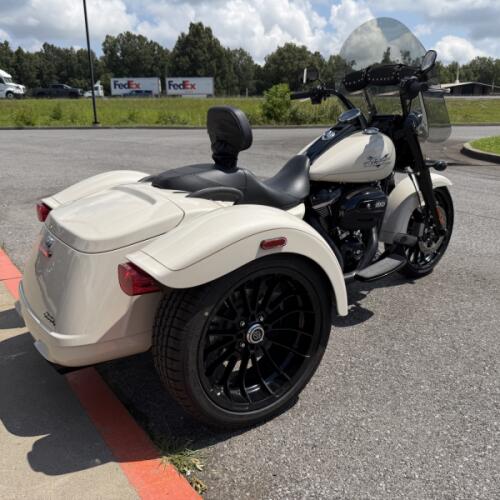 2023 Harley-Davidson® Freewheeler® White Sand Pearl thumb 2