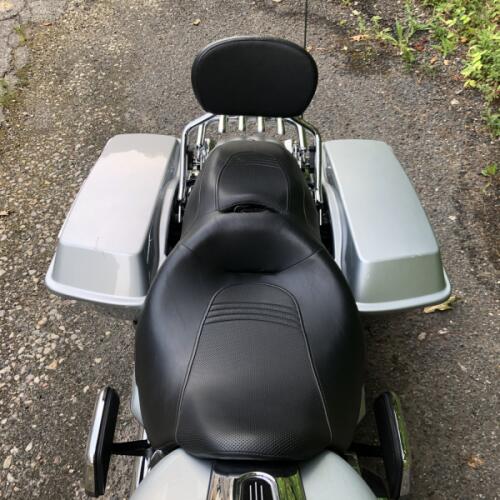 2010 Harley-Davidson® Street Glide® Brilliant Silver Pearl thumb 0