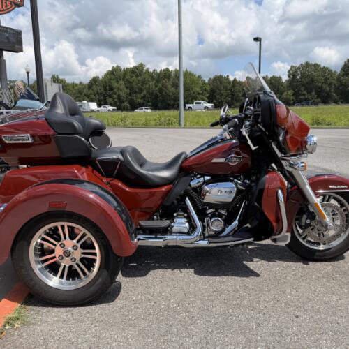 2024 Harley-Davidson® Tri Glide® Ultra Red Rock / Vivid Black thumb 3