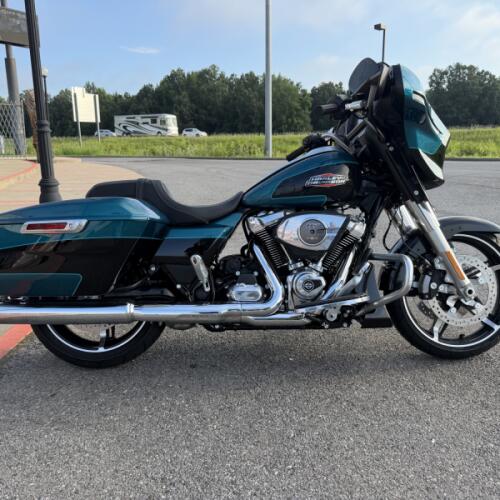 2026 Harley-Davidson® Street Glide® Teal Thunder / Vivid Black Chrome Trim thumb 3