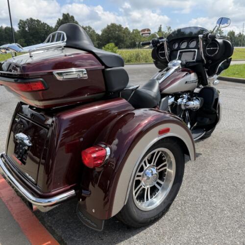 2018 Harley-Davidson® Tri Glide® Ultra TWTDCHRY/SLVFRN thumb 2