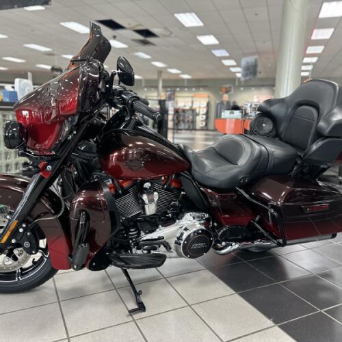 2018 Harley-Davidson® CVO™ Limited Burgundy Cherry Sunglo Fade thumb 3