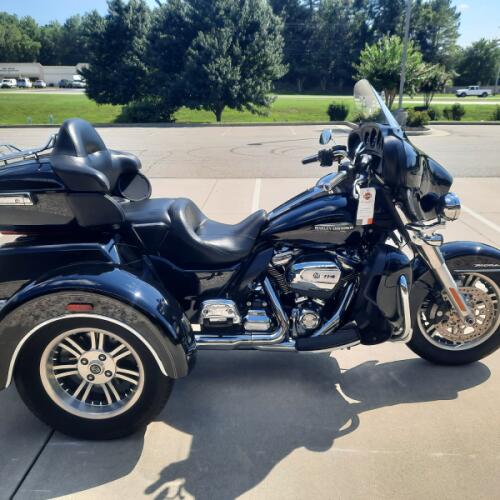 2020 Harley-Davidson® Tri Glide® Ultra Vivid Black thumb 0