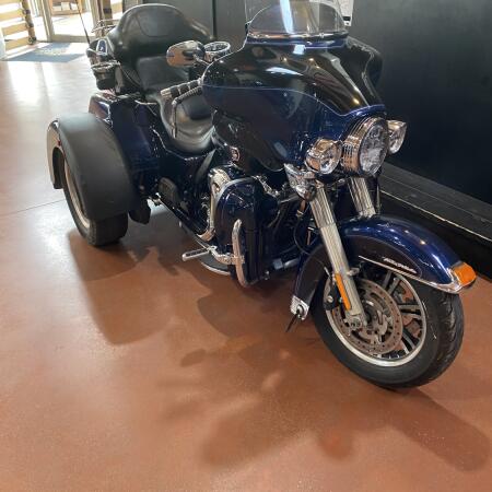2012 Harley-Davidson® Tri Glide® Ultra FLHTCUTG thumb 3