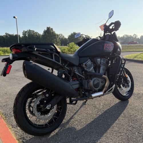 2026 Harley-Davidson® Pan America® 1250 Special Vivid Black thumb 2