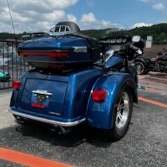  2018 Harley-Davidson Tri Glide® Ultra FLHTCUTG thumb 2