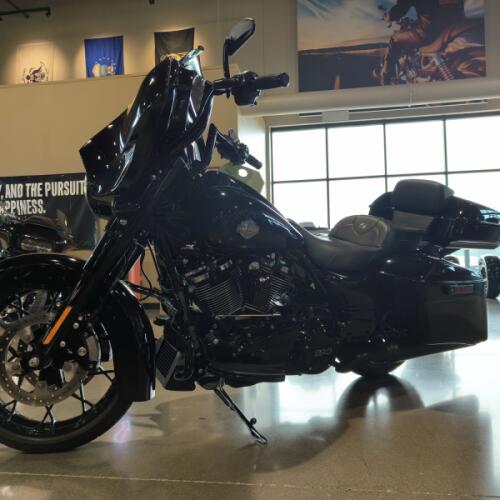 2023 Harley-Davidson® Street Glide® Special Vivid Black - Black Finish thumb 3