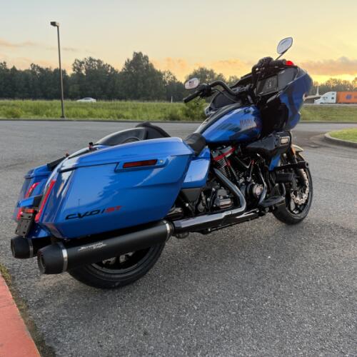2026 Harley-Davidson® CVO Road Glide ST Electric Coast thumb 2