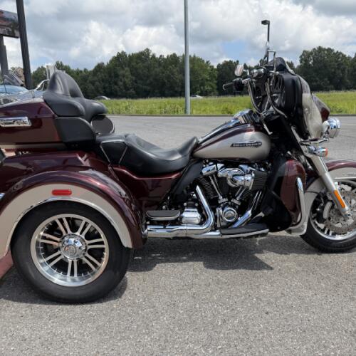2018 Harley-Davidson® Tri Glide® Ultra TWTDCHRY/SLVFRN thumb 3
