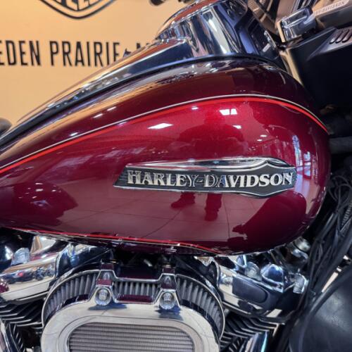 2017 Harley-Davidson® Tri Glide® Ultra Two-Tone Mysterious Red Sunglo/Velocity Red Sunglo thumb 3