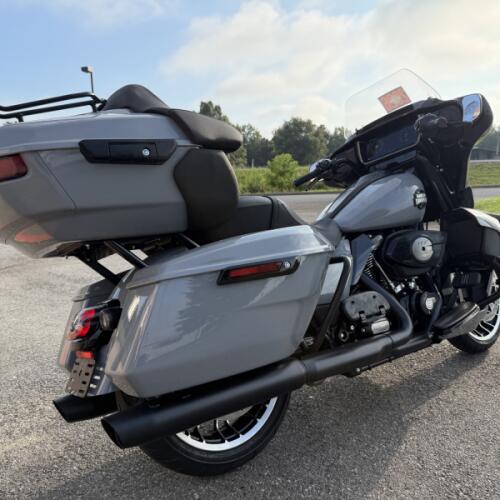 2026 Harley-Davidson® Street Glide Limited Dark Billiard Gray thumb 2