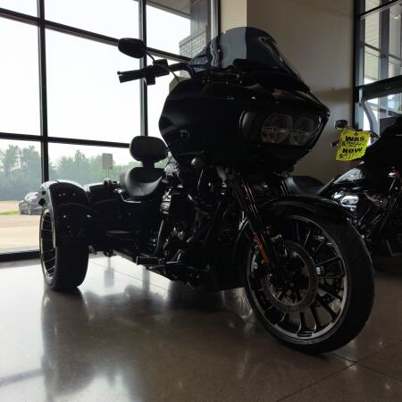 2023 Harley-Davidson® Road Glide® 3 Vivid Black - Black Finish thumb 3