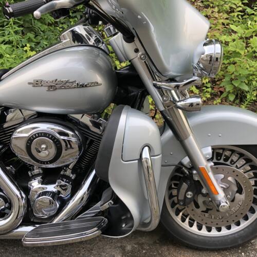 2010 Harley-Davidson® Street Glide® Brilliant Silver Pearl thumb 3