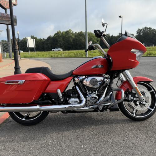 2026 Harley-Davidson® Road Glide™ Blood Orange Chrome Trim thumb 3