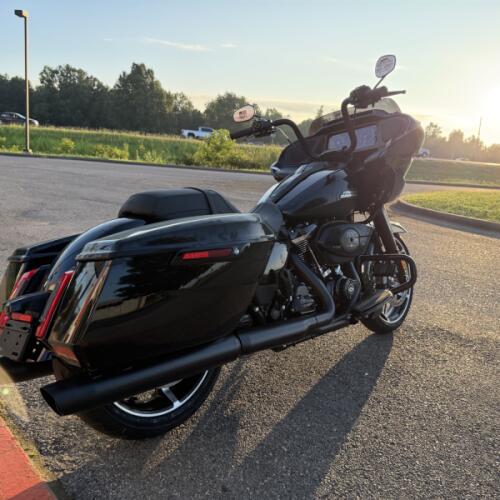 2026 Harley-Davidson® Road Glide™ Vivid Black Black Trim thumb 2