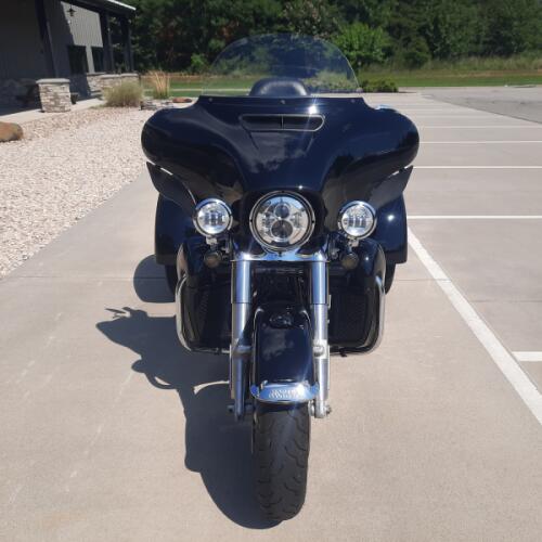 2020 Harley-Davidson® Tri Glide® Ultra Vivid Black thumb 2