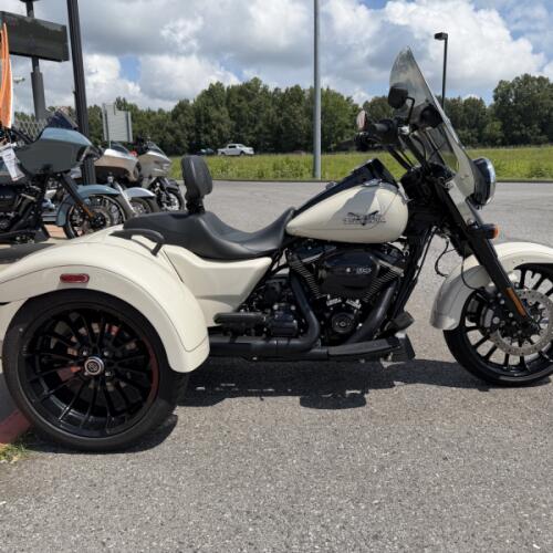 2023 Harley-Davidson® Freewheeler® White Sand Pearl thumb 3