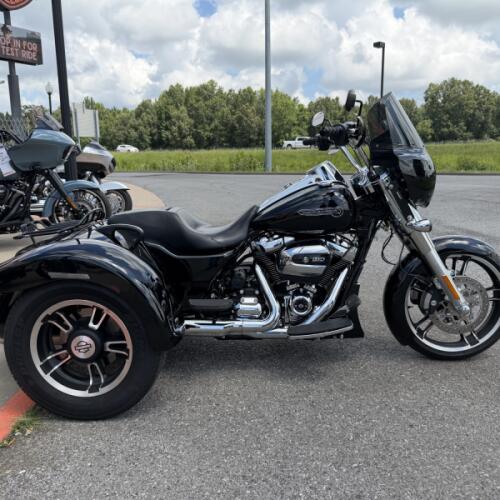 2021 Harley-Davidson® Freewheeler® Vivid Black thumb 3