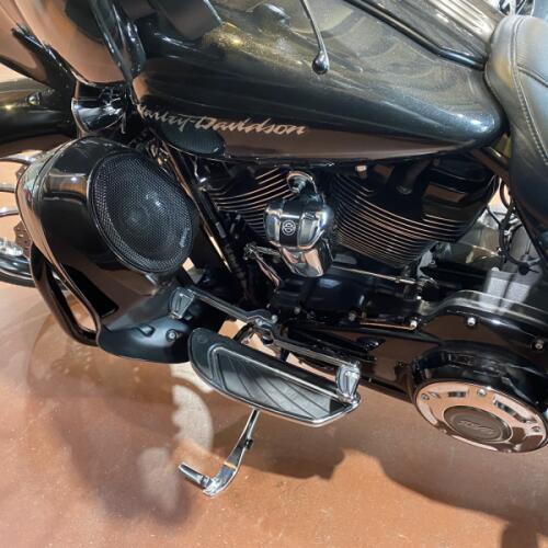 2017 Harley-Davidson® CVO™ Street Glide® FLHXSE thumb 0